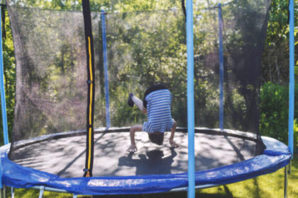 Chłopiec na trampolinie. Skoki na trampolinie — czy na pewno są bezpieczne