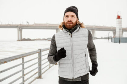 Mężczyzna uprawiający jogging zimą. Jak dbać o stawy zimą i zmniejszyć ryzyko urazów