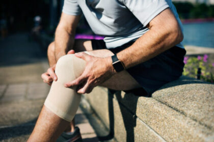 Mężczyzna z bolącym kolanem. Szycie więzadła krzyżowego przedniego stawu kolanowego