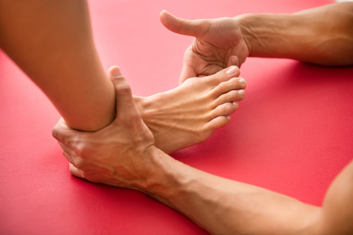Ortopeda diagnozuje stopę pacjentki - Nowoczesne metody leczenia palucha koślawego