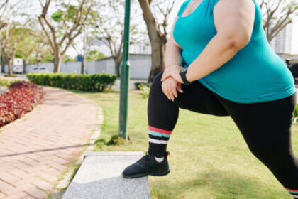 Otyła kobieta ćwiczy w parku. Dobierz sport do swojej wagi, by chronić stawy przed przeciążeniem