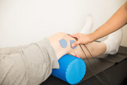 Rehabilitacja po artroskopii kolana — ćwiczenia do wykonania w domu