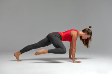 Kobieta ćwiczy stretching dynamiczny