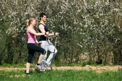 Para uprawia nordic walking. Aktywność fizyczna na wiosnę — jak się do niej przygotować